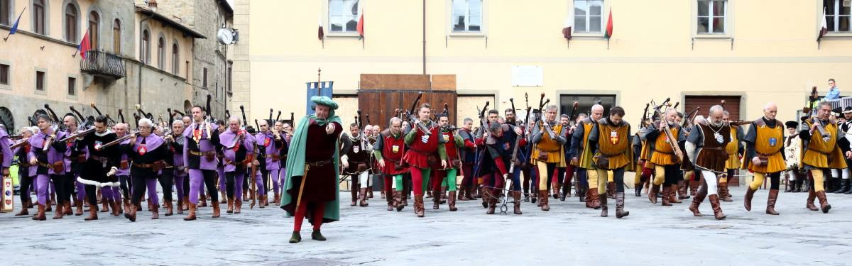 La Società Balestrieri schierata in Piazza Torre di Berta a Sansepolcro