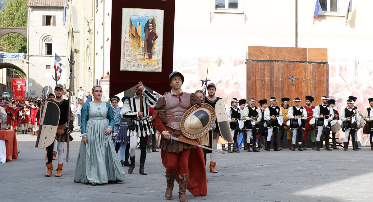 Ricomposizione del corteo rinascimentale, prima della sfilata per le vie del centro storico di Sansepolcro in onore del vincitore