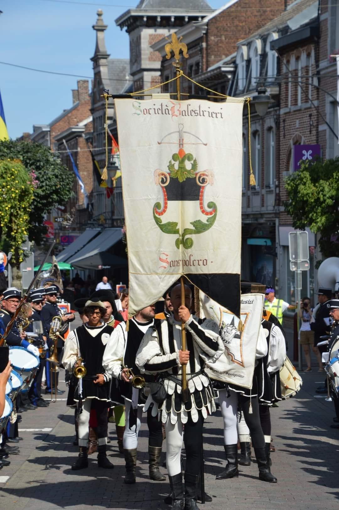 La nostra società balestrieri in corteo a Visé