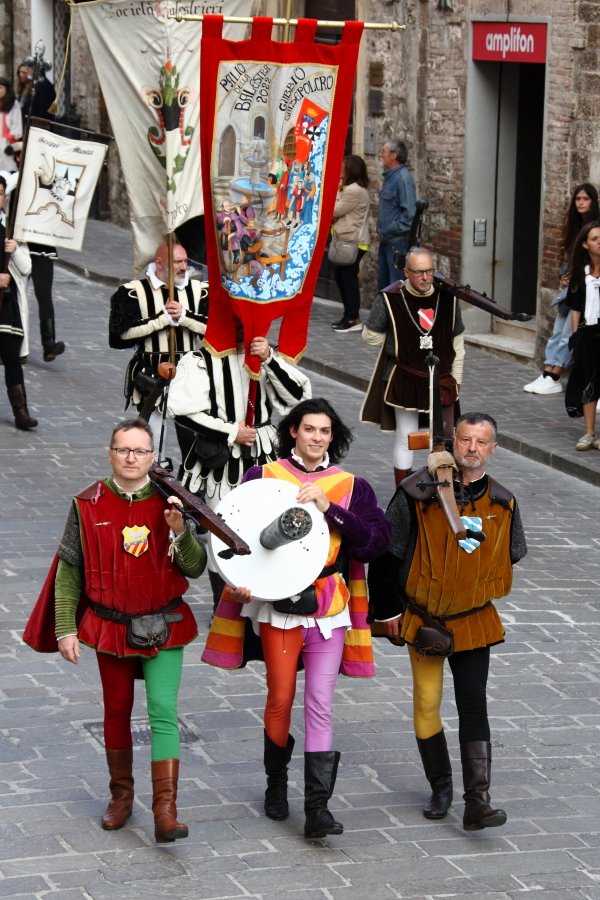 Il giovanissimo Messer Elia Guerrini Guadagni vince il Palio di Gubbio 2022